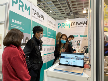 向參觀者介紹 PRM-TAIWAN 國際行銷-1